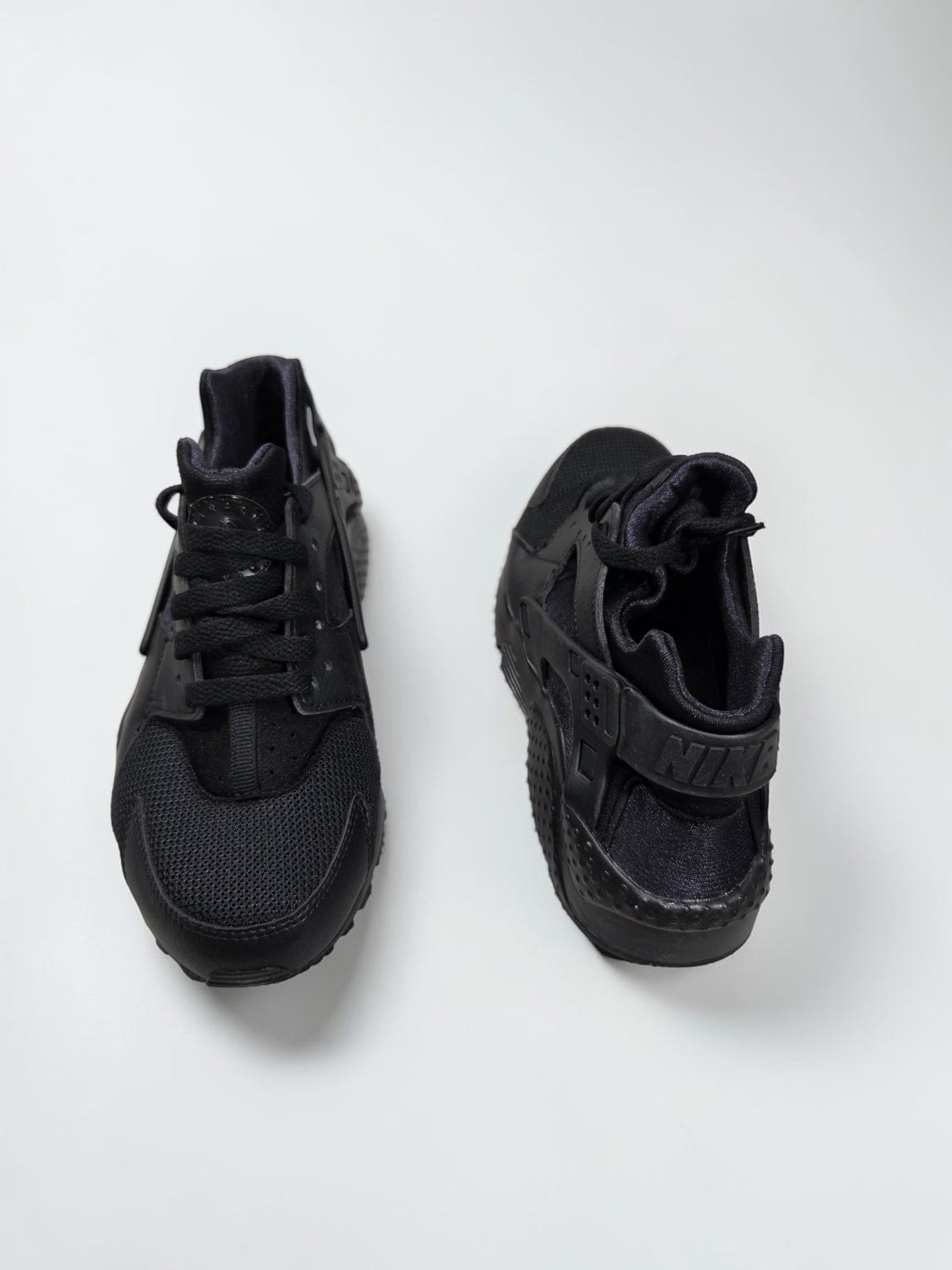 Nike Huarache Run GS noire noir détail logo