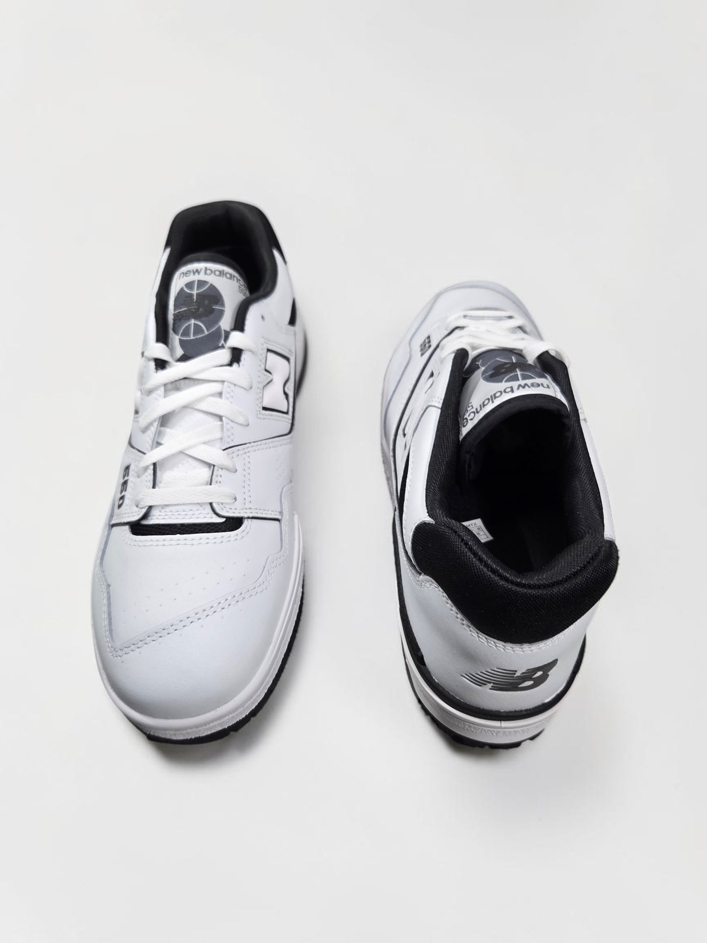 New Balance BB 550 blanche et noire blanc détail logo