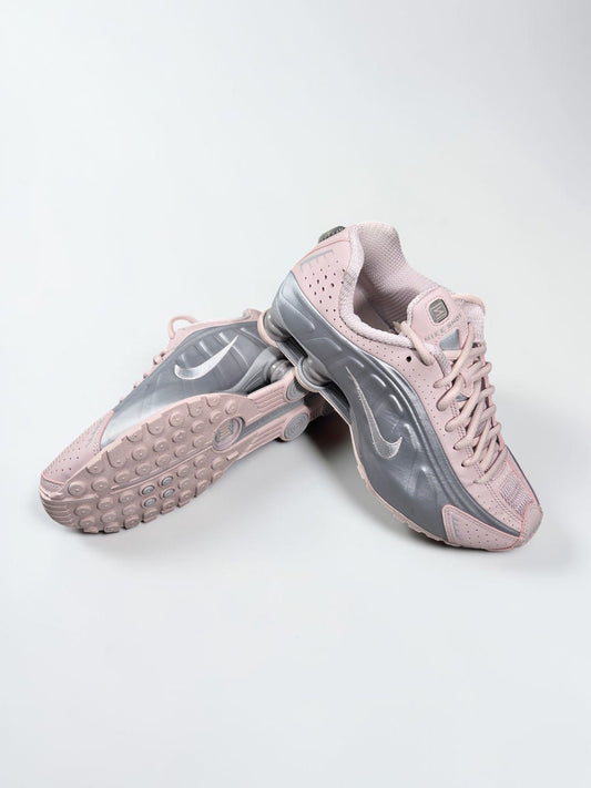 Nike Shox R4 Barely Rose rose vue de profil