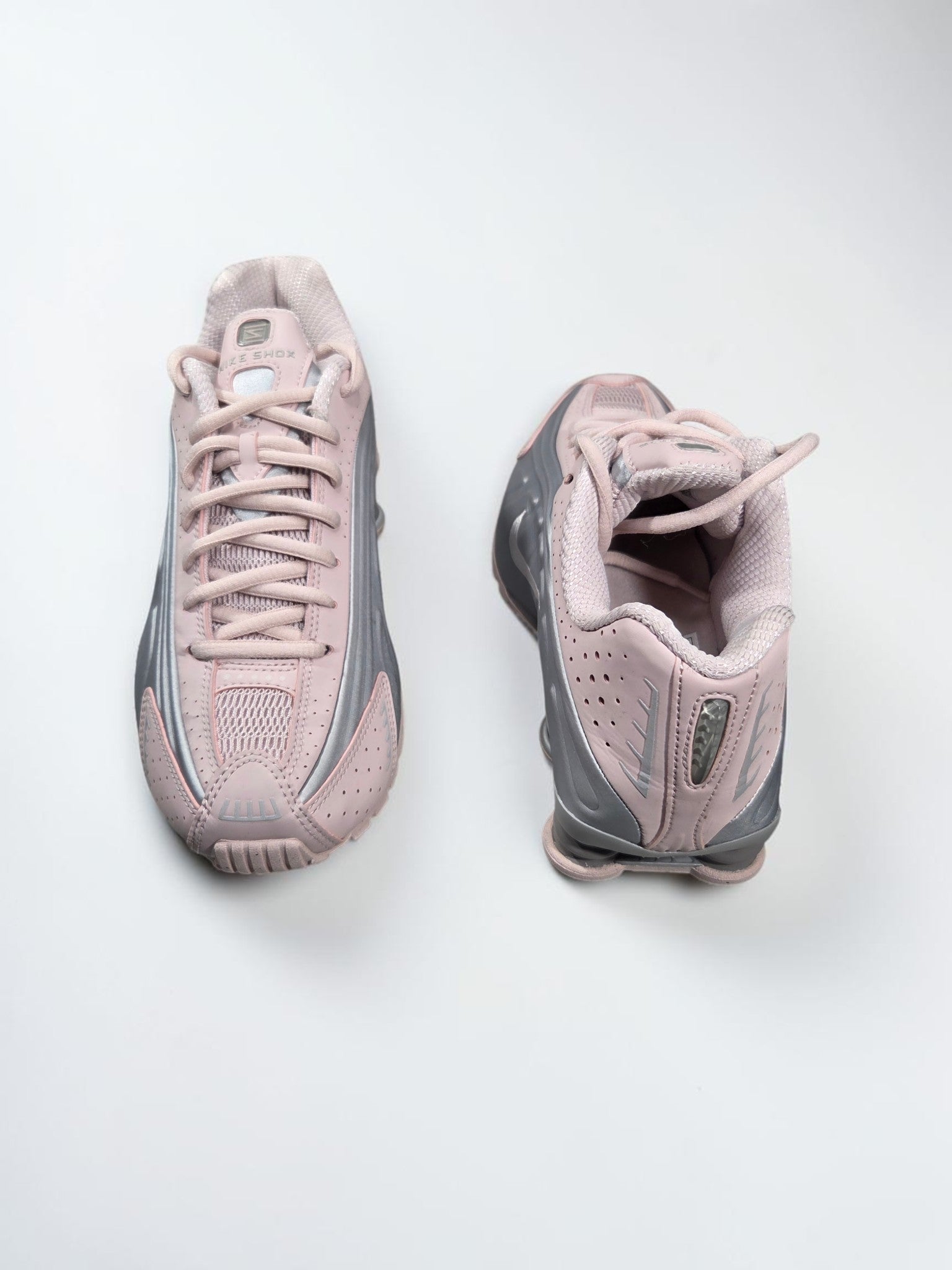 Nike Shox R4 Barely Rose rose détail logo