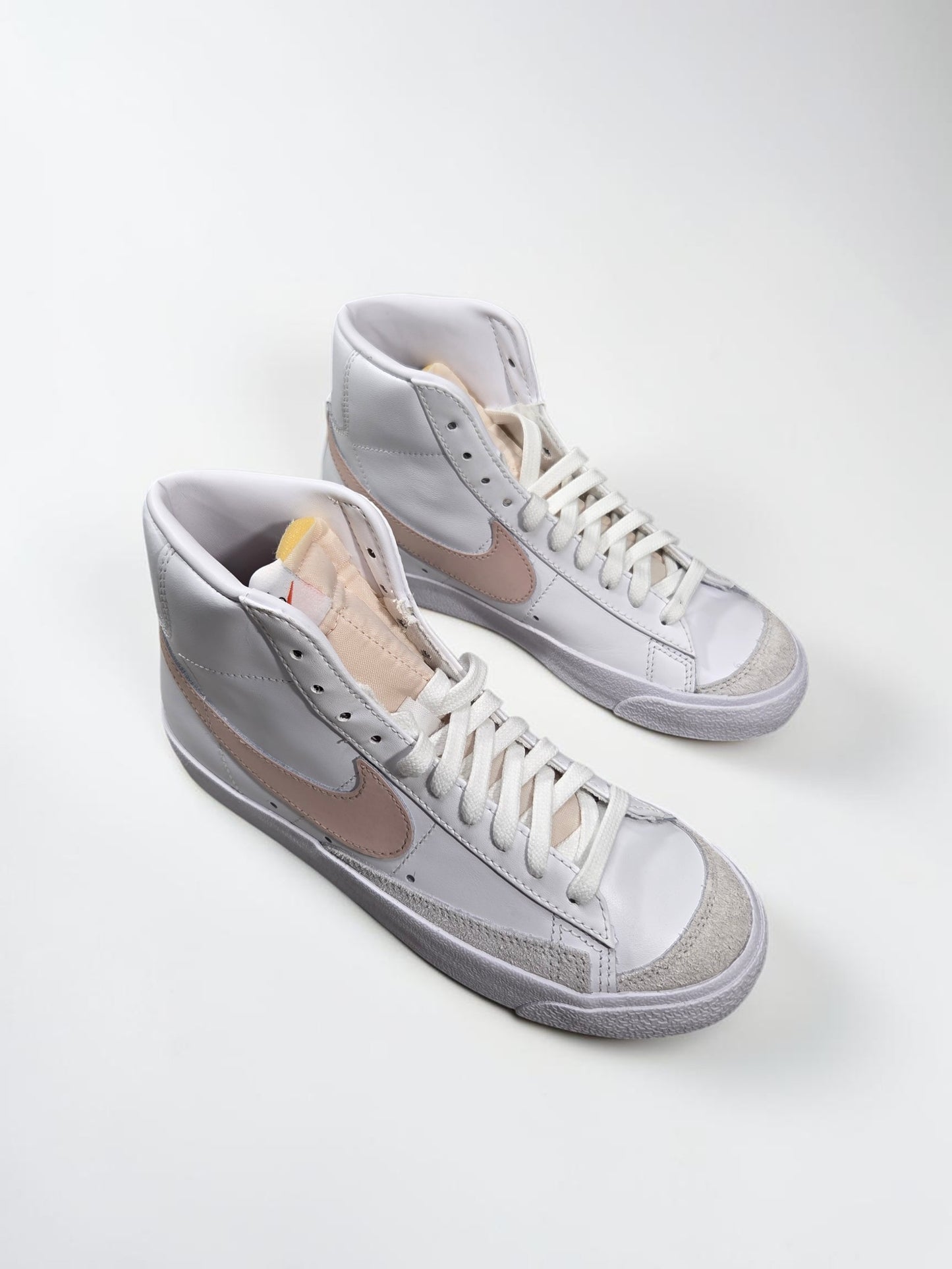 Nike W Blazer Mid '77 blanc/rose/beige - vue 3