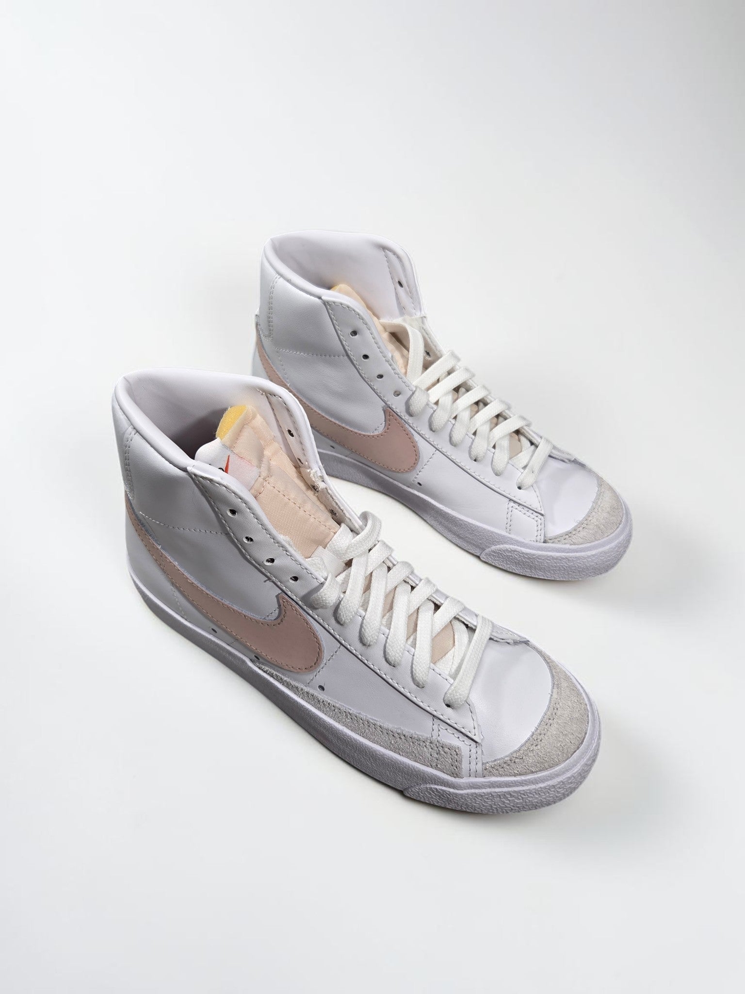 Nike W Blazer Mid '77 blanc/rose/beige - vue 3
