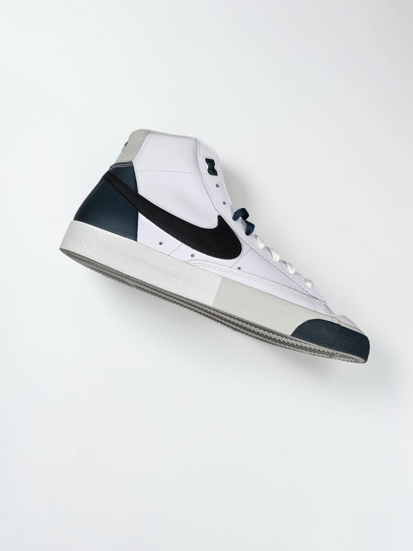 Nike Blazer Mid '77 Premium blanc vue trois quarts
