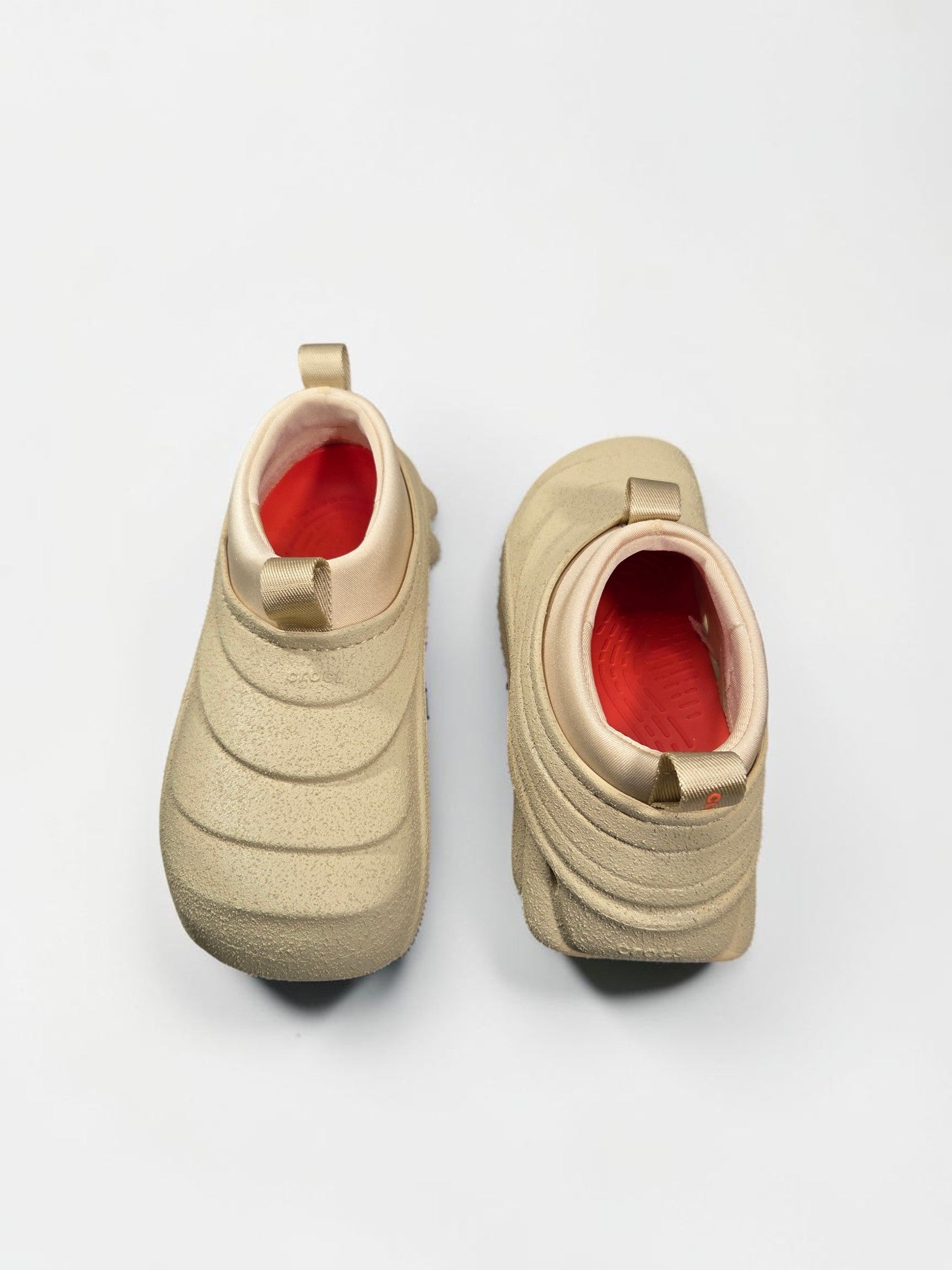 Crocs Echo Sand Storm beige détail logo