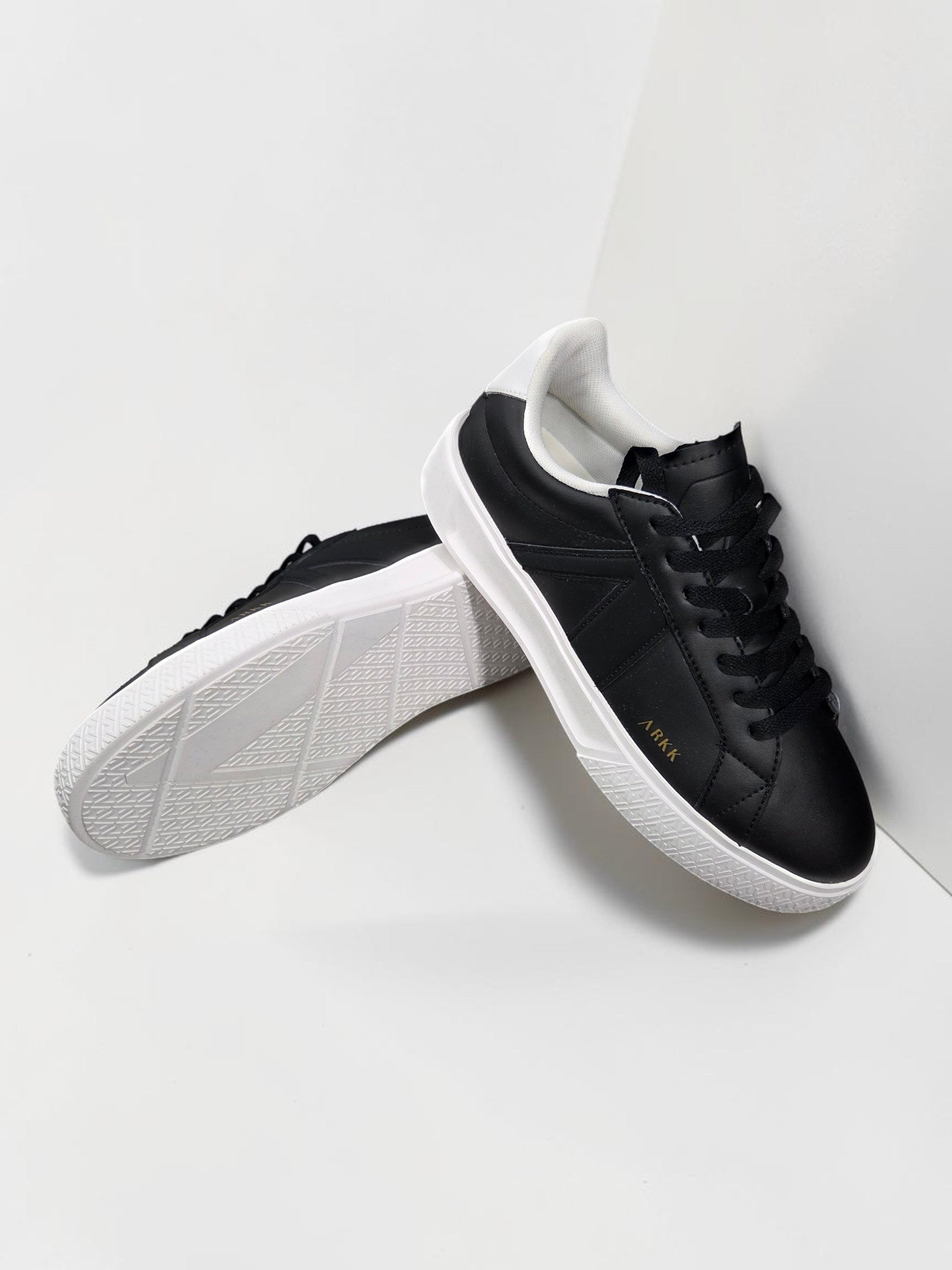 ARKK Copenhagen Essence black noir vue de profil