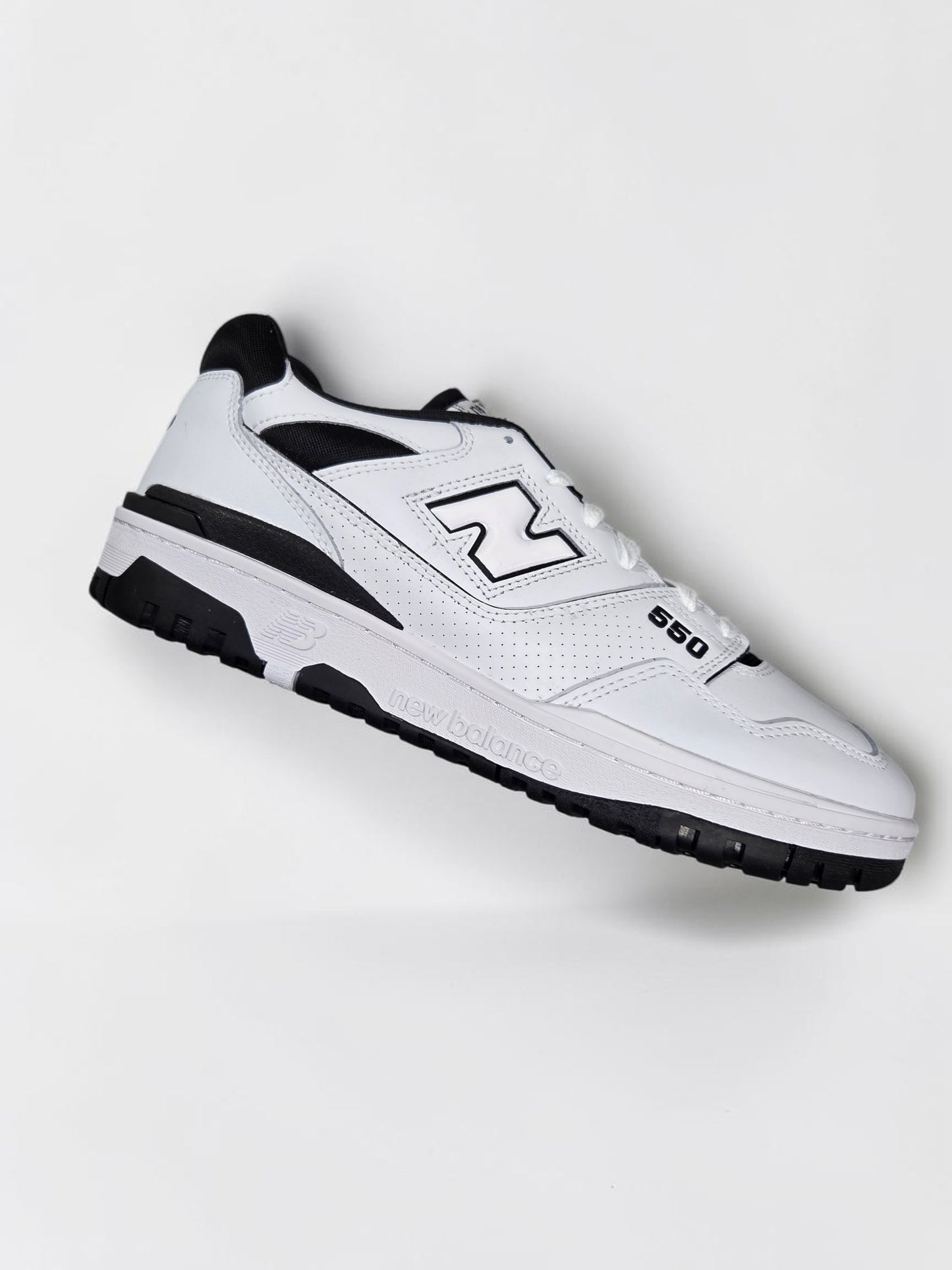 New Balance BB 550 blanche et noire blanc vue trois quarts