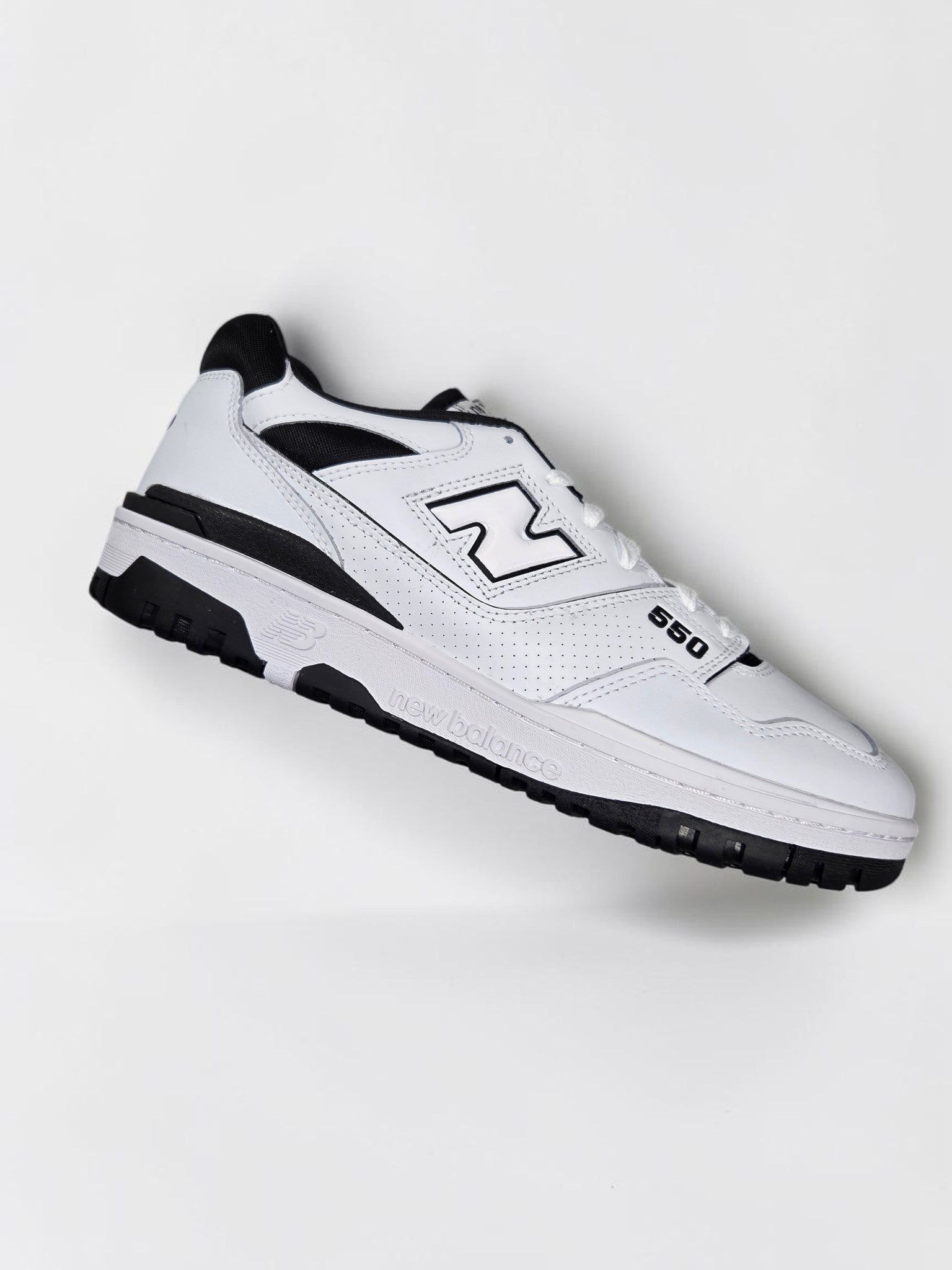New Balance BB 550 blanche et noire blanc vue trois quarts