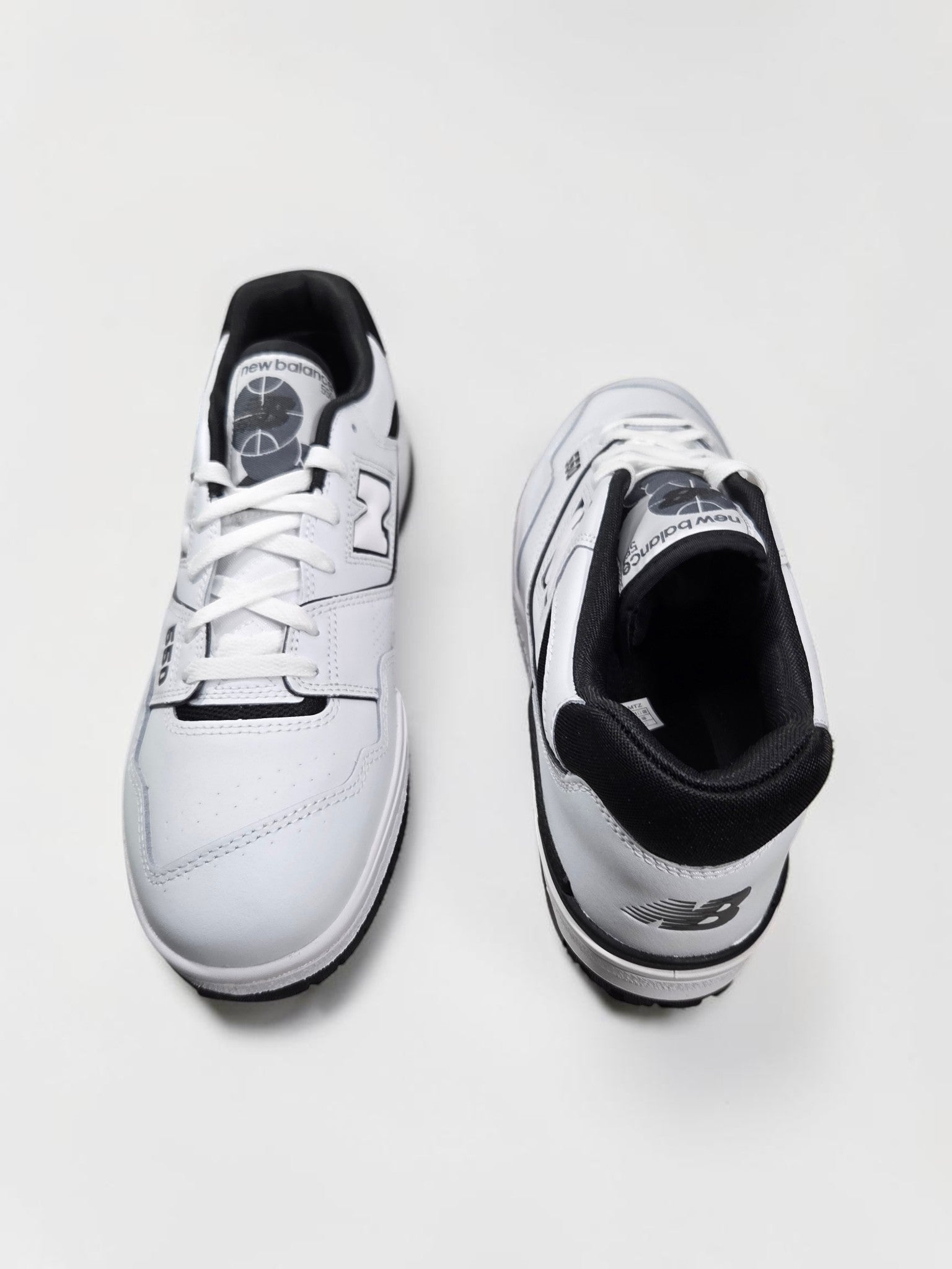 New Balance BB 550 blanche et noire blanc détail logo