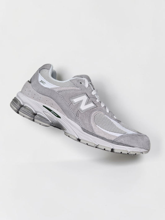 New Balance U2002 grise gris vue trois quarts